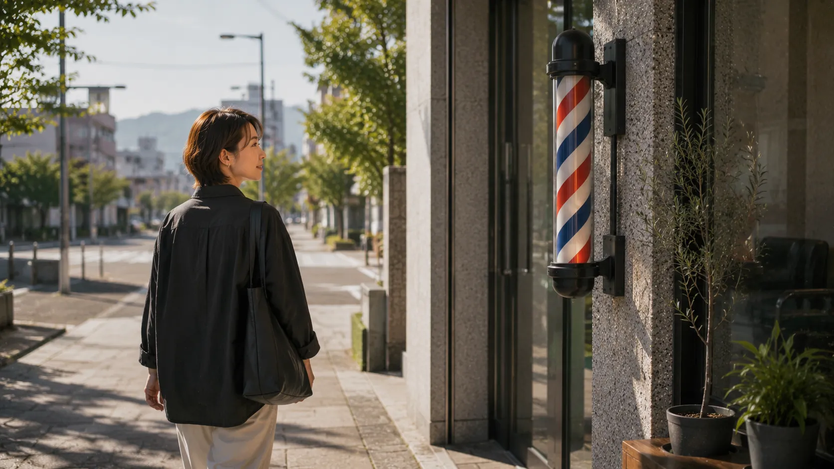 店舗入口のバーバーポールと朝の光