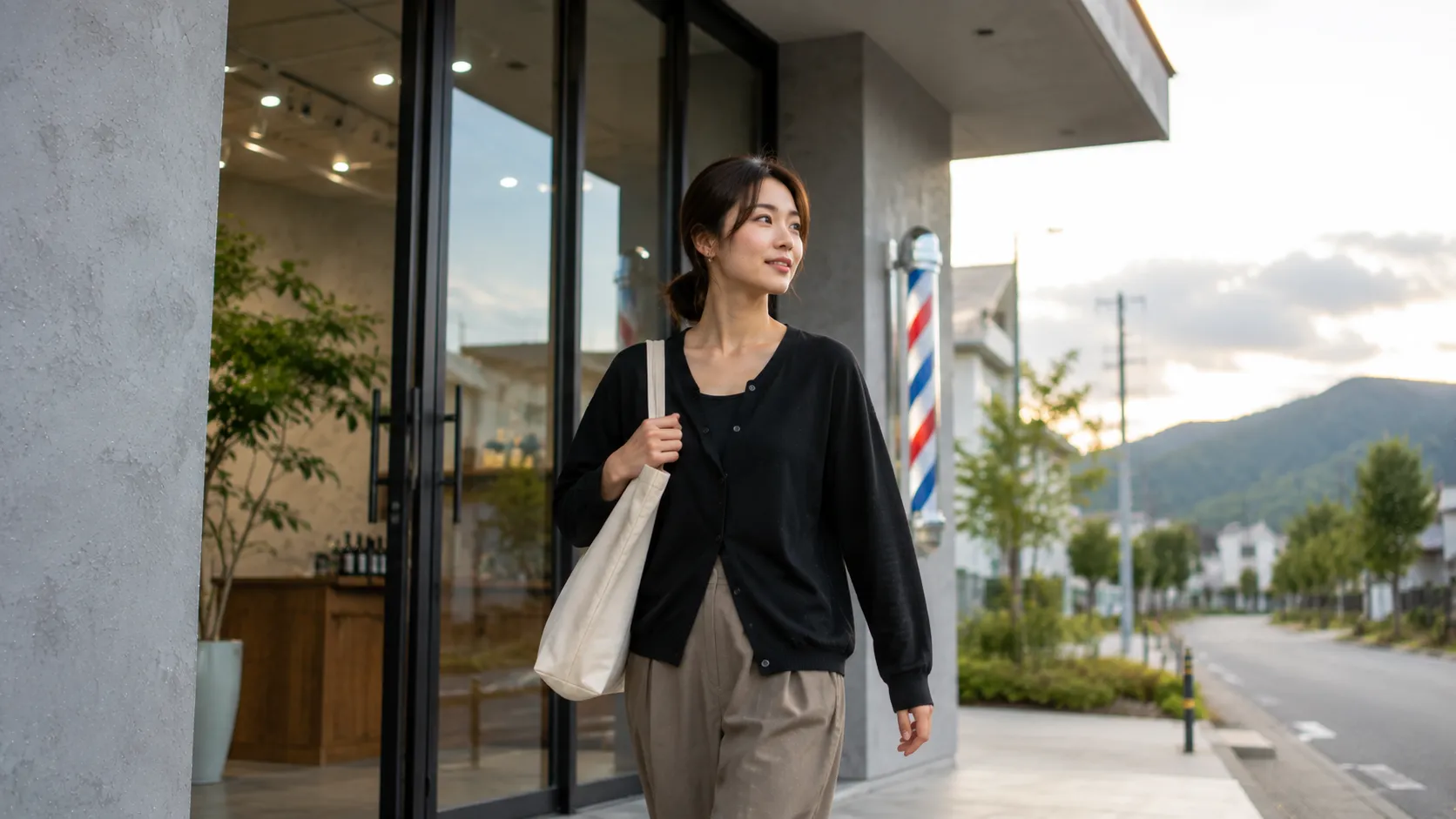 まだ明るい夕方に私服で店を出る日本人女性スタイリスト