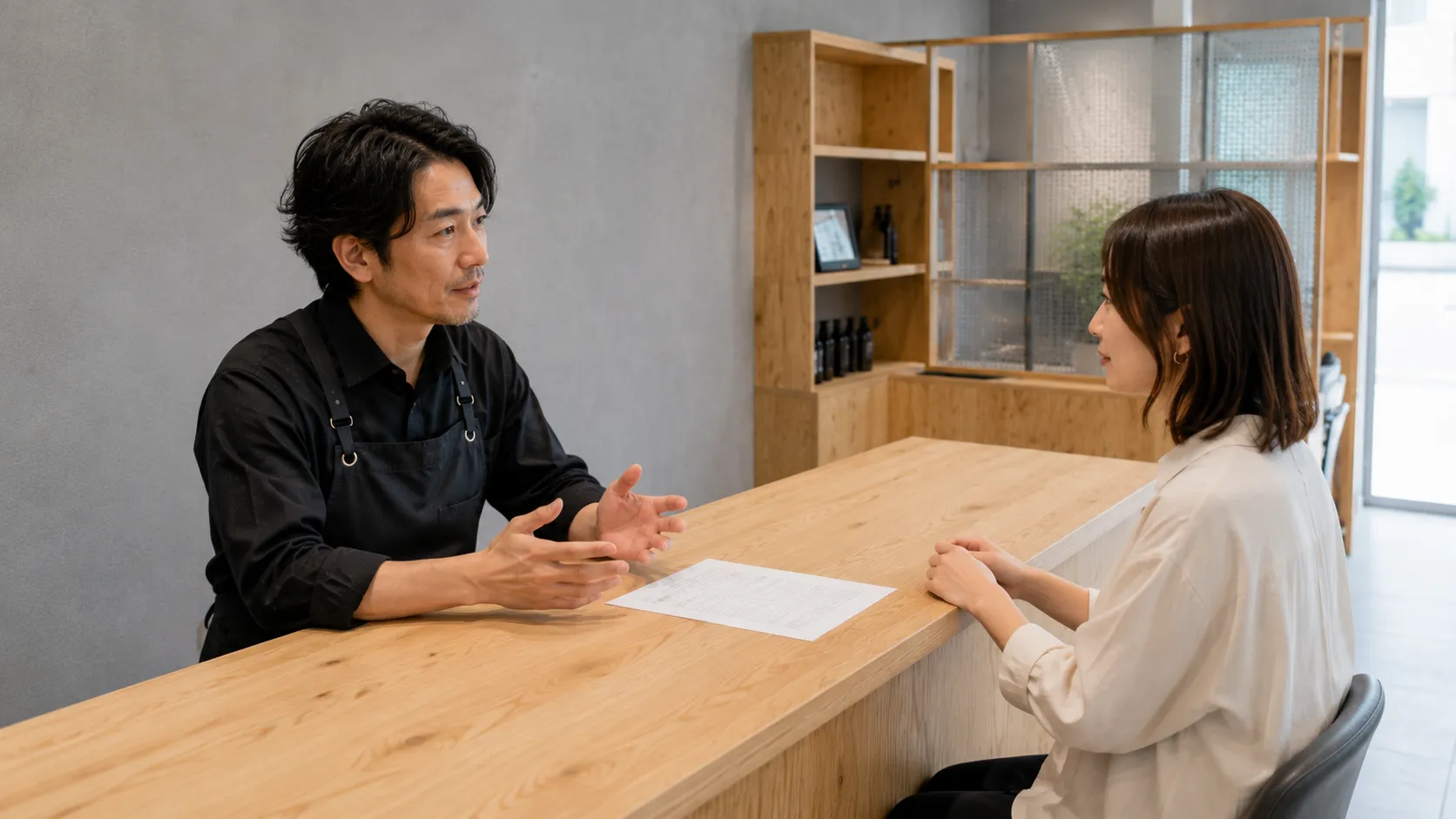 面接で給与体系を確認する場面